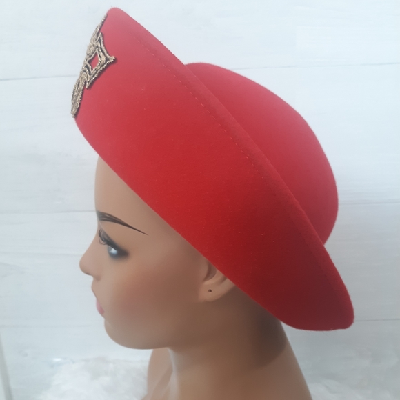 unbranded Accessories - Vintage red felt medallion hat